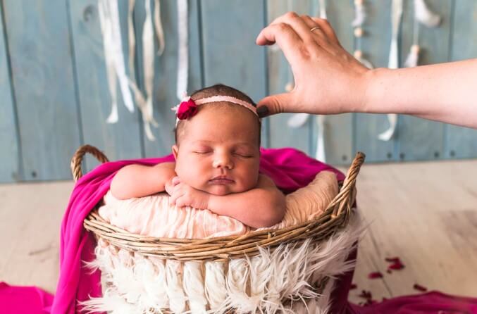 Nouveau-né dans un panier