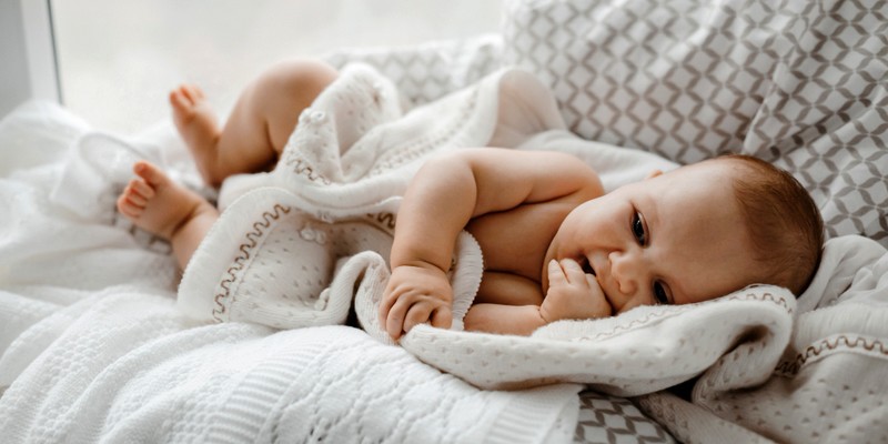 Un nouveau né sur la couverture