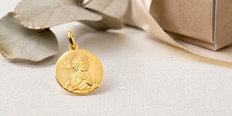 Médaillon doré avec ange stylisé