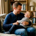 Enfant qui joue avec son père