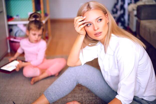 Jeune maman triste et épuisée