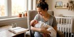 Maman avec son bébé emmailloté